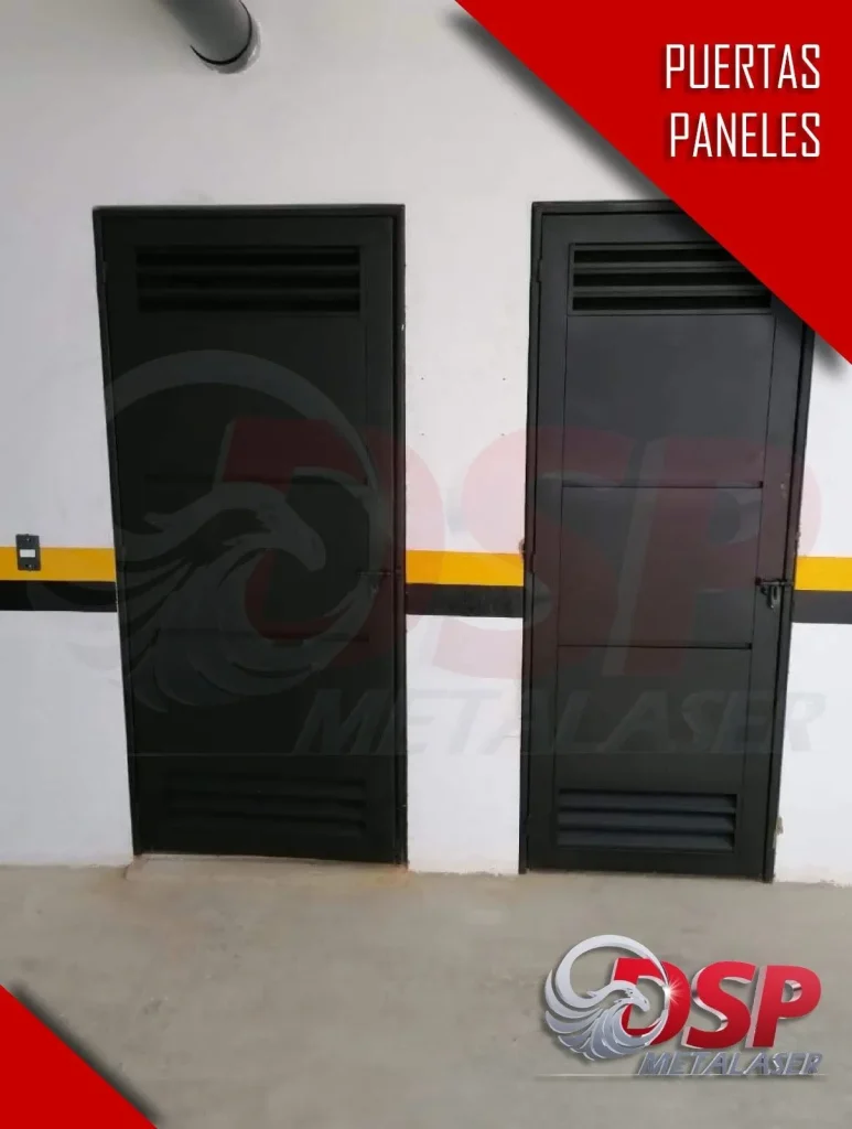 Puerta entamborada metálica para depósitos o bodegas.