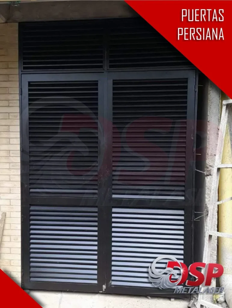 Puerta persiana de doble hoja negra